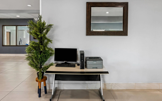 Quality Inn & Suites Manhattan