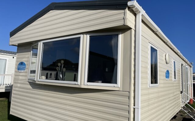 Captivating 2-bed Caravan in Clacton-on-sea