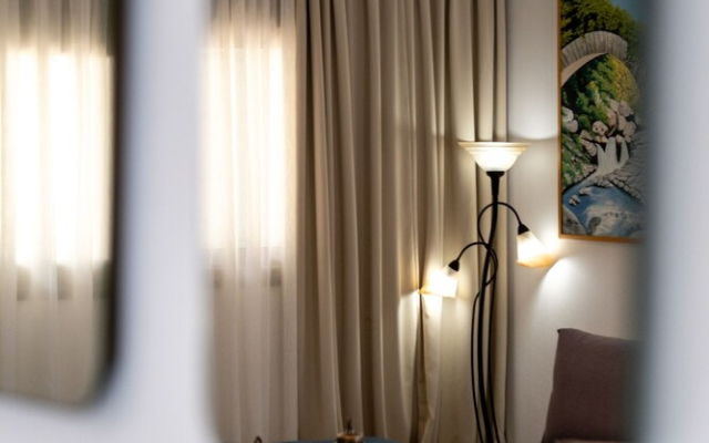 Vivian's Cosy Apartment with Pool & Privacy