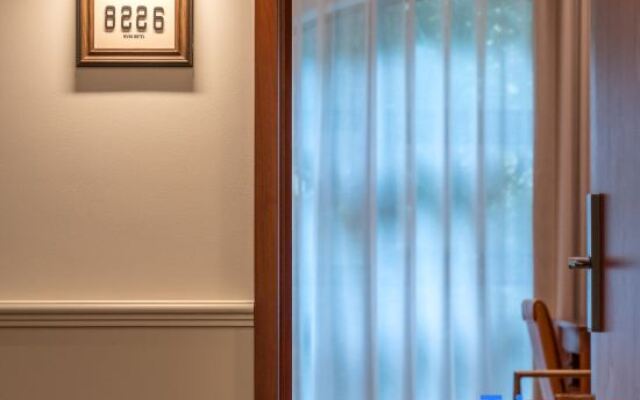 WuYu Hotel（Beibei District Government Zhuang Yuan Bei Light Rail station)