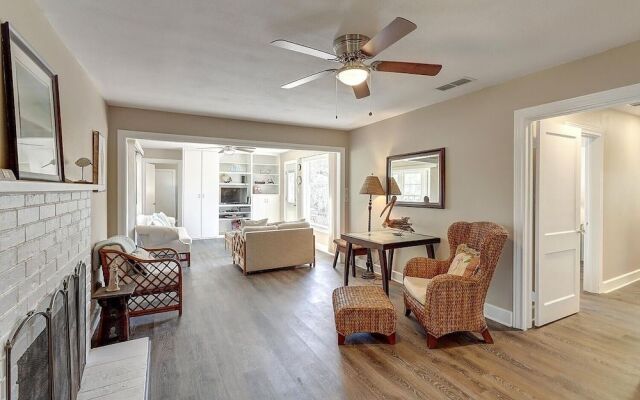Rockport Blue Crab Bungalow Close to City Attractions by Redawning