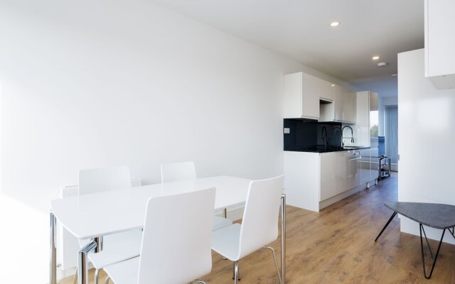 Contemporary Holiday Home in London With Patio