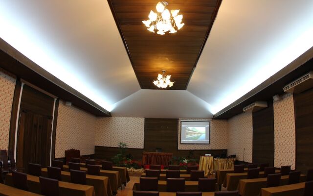 The Hub Erawan Resort