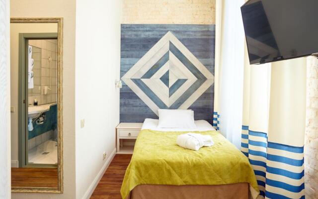 Mama Leone Hotel
