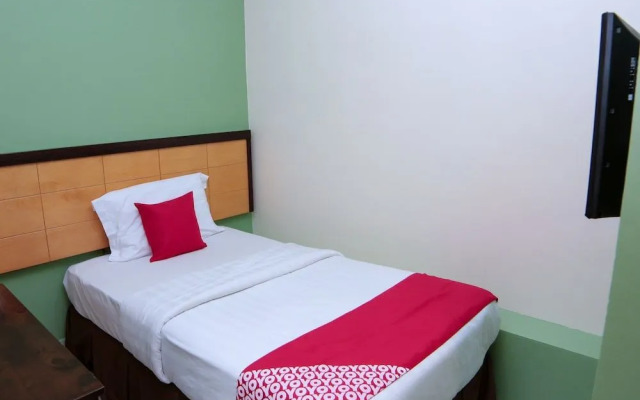 OYO 44054 Holiday Mansion Inn