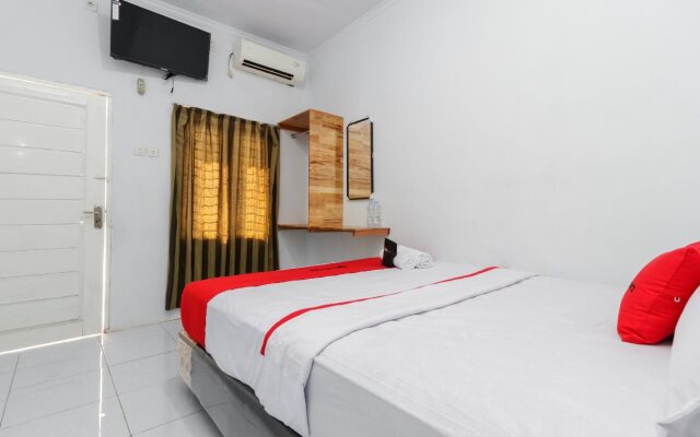 RedDoorz Plus near Universitas Methodist Medan