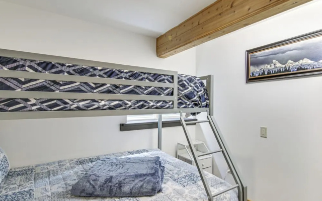 Sauna, Gas Grill & More! Belgrade Duplex