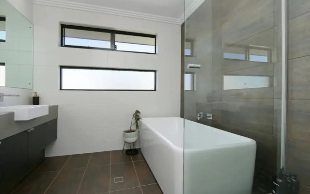 Luxury 4-bedroom House - Mount Lawley