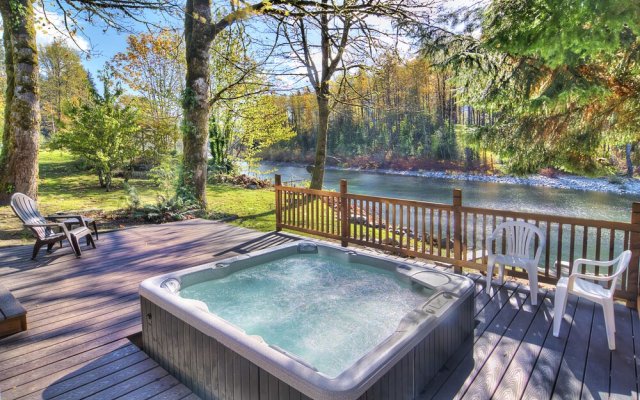 Baring Bend Lodge - Three Bedroom Cabin with Hot Tub