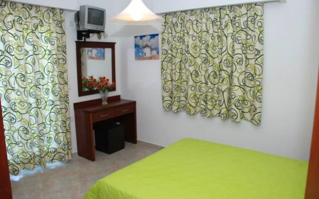 Amoudi Studios Apartments Hotel