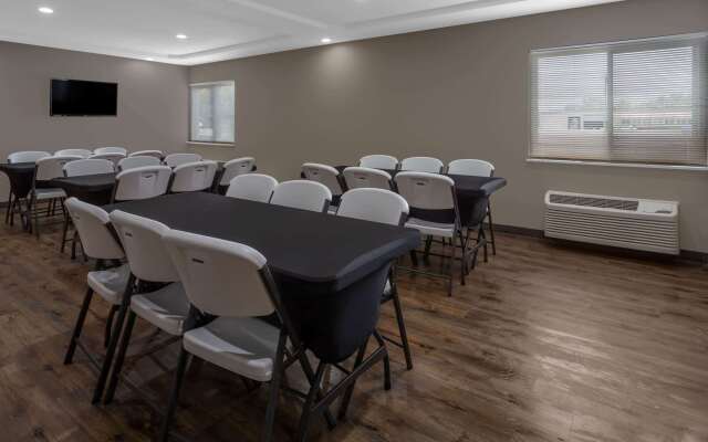 Отель Super 8 by Wyndham South Holland