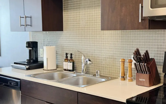 Beautiful 1 BR in LA Gym Pool 10mins to Cedar