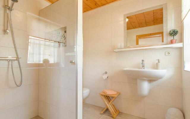 Heumann_s Blockhaeuser am Wald