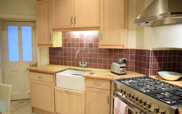 2 Bedroom Apartment Near Hammersmith