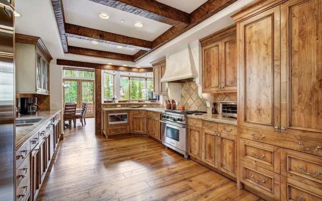 5BR Alpine Luxury Home with Private Hot Tub by RedAwning - Save 20% on 7+ Nights!