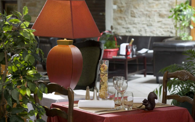 Logis Hôtel Tante Yvonne & son Restaurant semi-gastronomique Lyon Nord