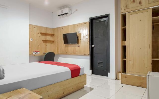 RedDoorz Plus near Dharmawangsa Square 2