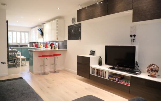 Modern Clapham Jct Apt with Parking