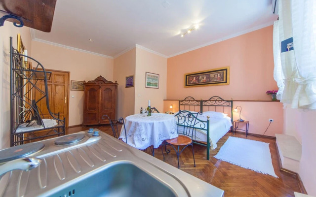 Amoret Apartments