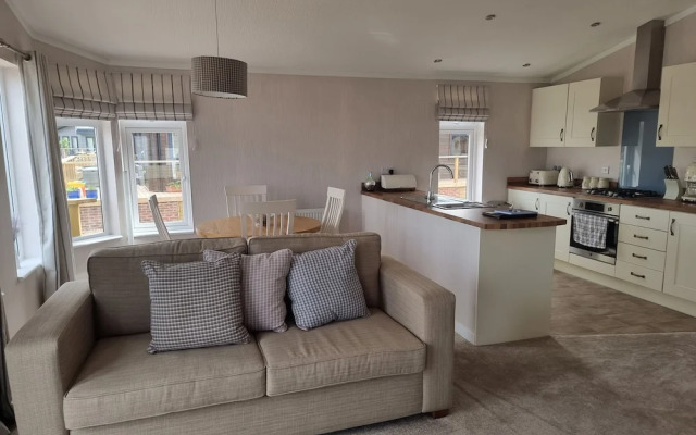 Remarkable 2-bed Luxury Lodge in Routh With Hottub