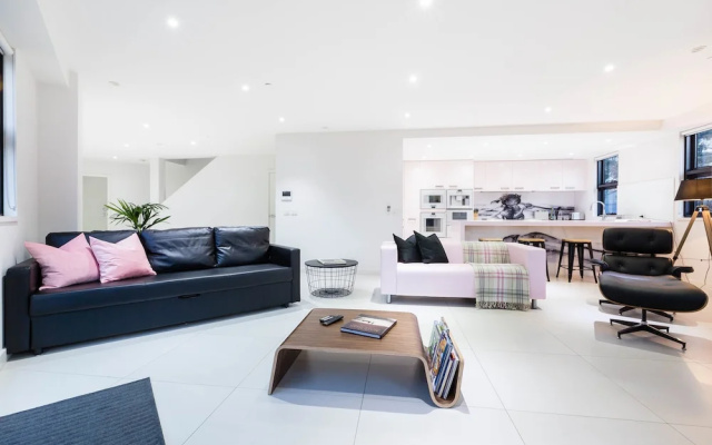 MADDISON, 3BDR Port Melbourne Apartment