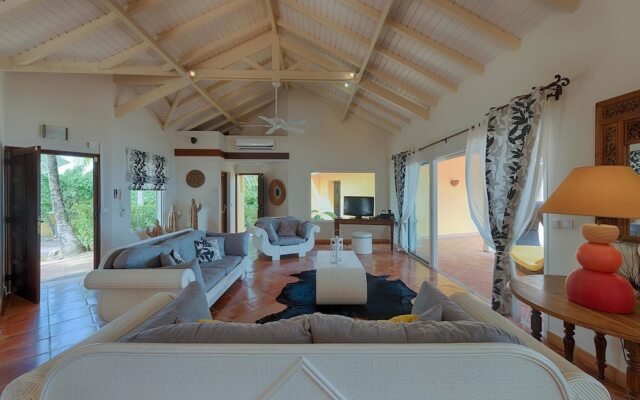 Stunning Orient Bay Ocean Views, Walk to the Beach! AC, Free Wifi, Swimming Pool