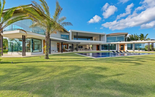 Modern 7BR Villa w Stunning Views of Golf Course