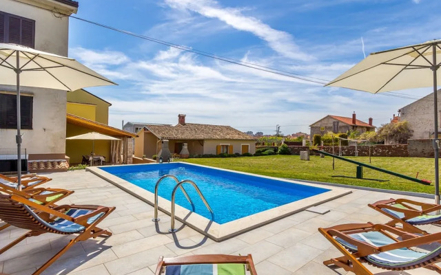 Apartment With Private Pool in Pula