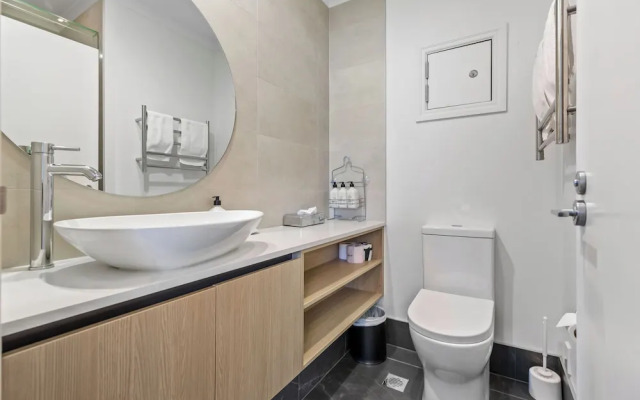 City Getaway 1BR Apt w Pool & Gym I Zodiak Stays