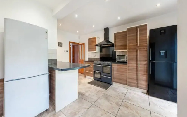 Tranquil and Lovely 5 bed House in Barnet