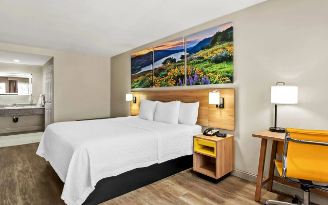 Days Inn by Wyndham Fontana / Rialto