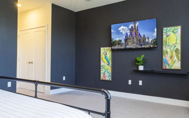 Elegant Townhome Near Themed Parks