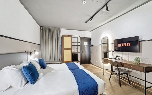 South 32 Hotel by Zzzing