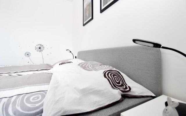 Modern Balcony Apartment with Pool close to Lake in "Donaustadt"