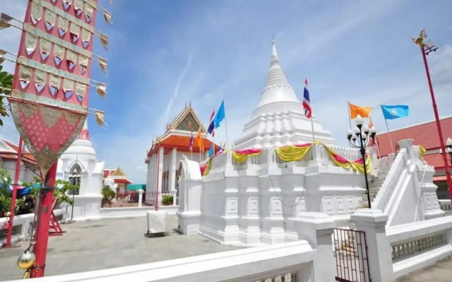 RoomQuest Baan Khun Phra The Iconic