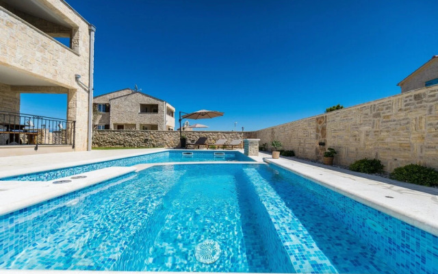 Luxury Villa With Heated Pool 04
