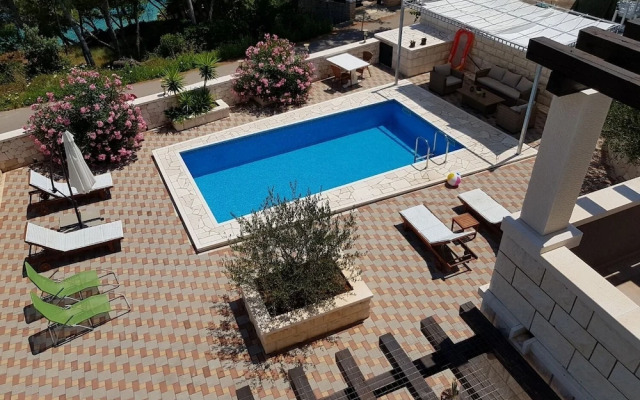 Sandra - With Swimming Pool - H