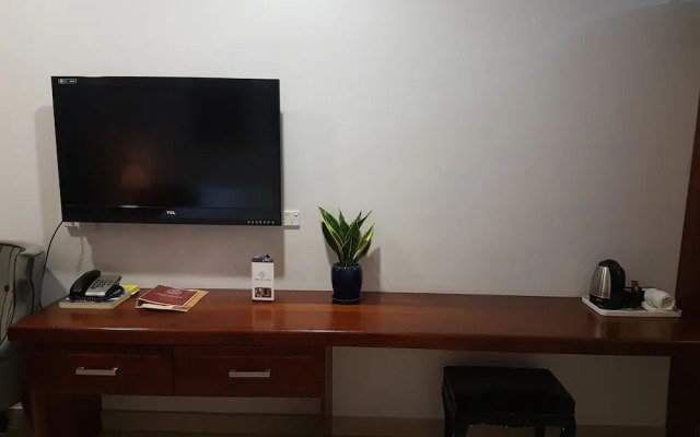 Paddy's Hotel & Apartments