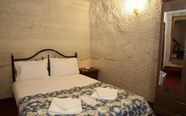 Yasin's Place Backpackers Cave Hotel