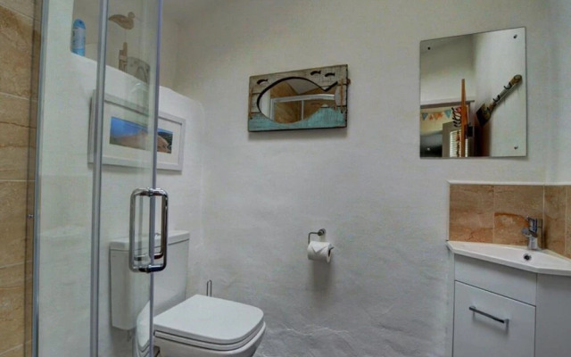 Comfortable Holiday Home in Croyde with Hot Tub