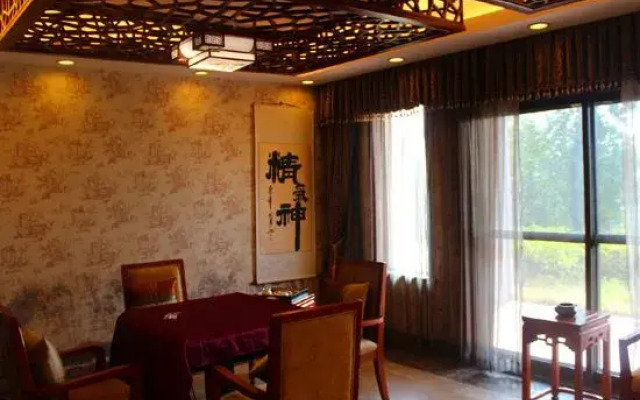 Menghu Holiday Hotel