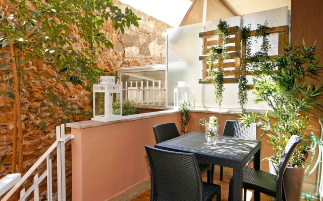 Trastevere Apartment with Patio