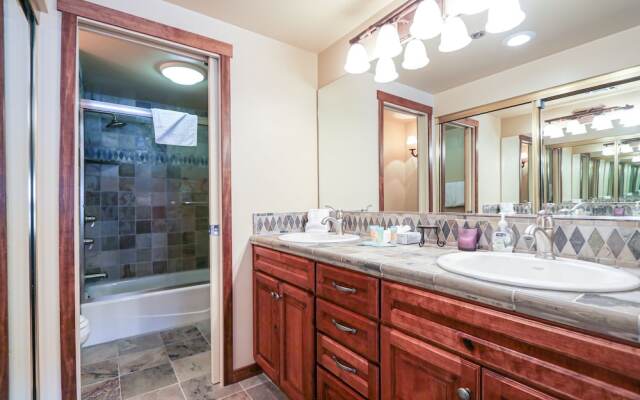 Silver Bear 22 Pet-Friendly, Cozy, Underground Parking, Walk to Canyon Lodge by RedAwning