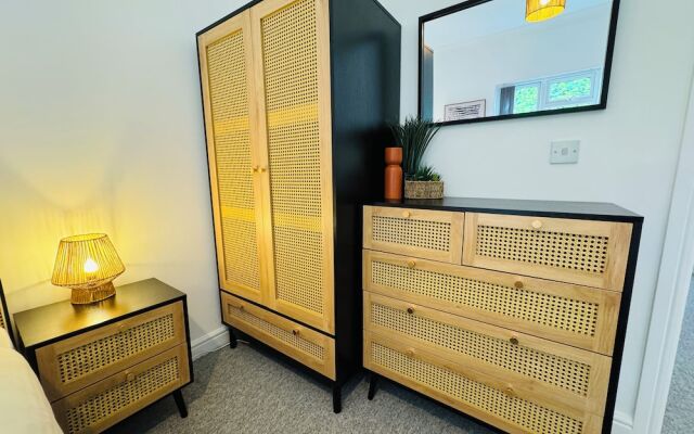 Spacious One Bed Apt With Scenic Views