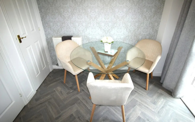 2 Bed House - Large Garden - Fully Refurbished