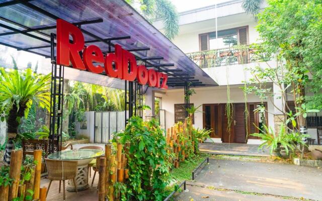 Reddoorz Plus Near One Belpark Mall Cilandak