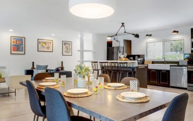 Luxe Lakefront Mansion Waterfront, Pompano Beach