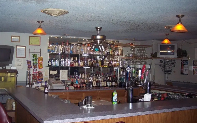 Hillcrest Hotel and Lounge