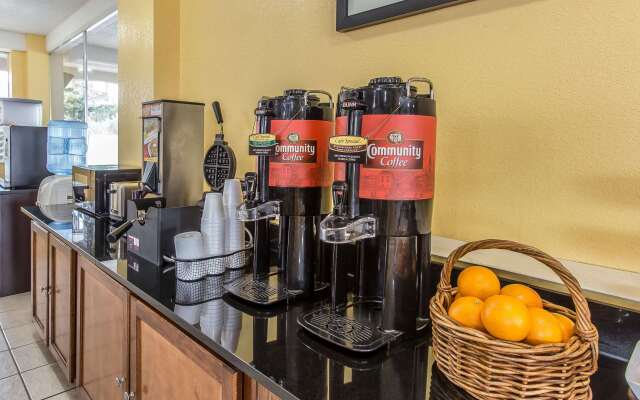 Econo Lodge Byron near Historic District - Warner Robins