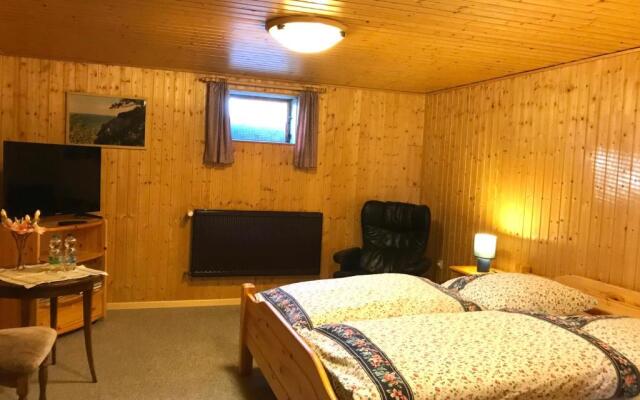 Schönes Kellerzimmer mit Bad